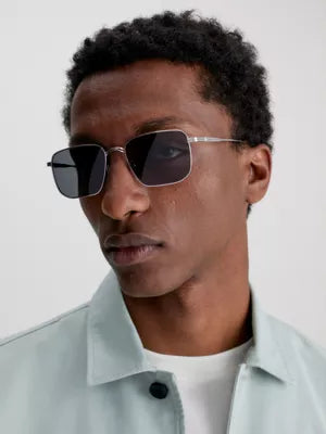 Lunettes de soleil carrées Calvin Klein CK23101S 045 55 pour homme - monture argentée, verres gris