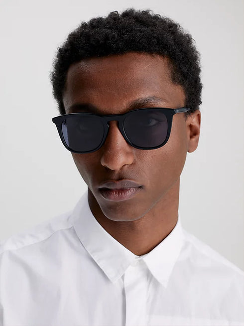 Calvin Klein CK23501S 001 B 51 Unisex runde Sonnenbrille - schwarzer Rahmen, blaue Gläser