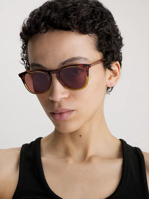 Calvin Klein CK23501S 220 51 Unisex runde Sonnenbrille - brauner Havanna-Rahmen, braune Gläser