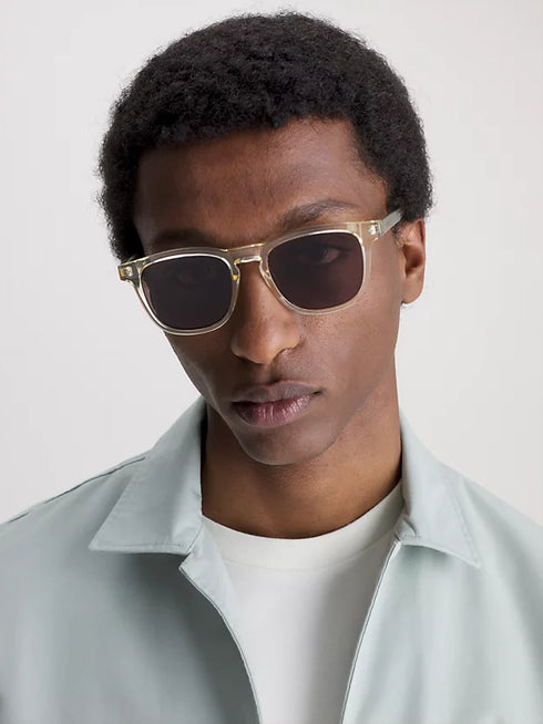 Calvin Klein CK23505S 272 C 52 Unisex-Sonnenbrille im Rechteckformat - nackter Rahmen, dunkelbraune Gläser