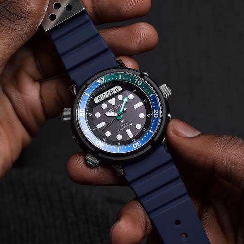 Seiko Prospex SNJ039P1 Reloj de buceo solar para hombre - Esfera negra, correa de silicona azul, Edición especial