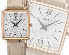 Reloj cuadrado de cuarzo Seiko SWR114P1 para mujer: caja de oro rosa y correa beige.