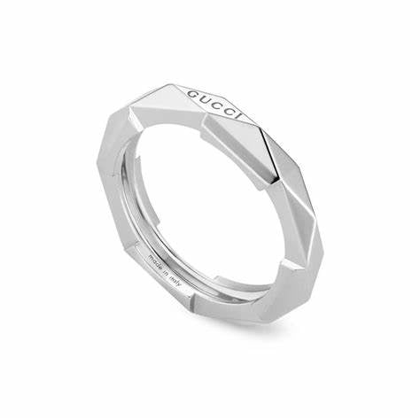 Gucci Link to Love Bague cloutée de 4 mm en or blanc 18ct - Taille 6