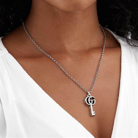 Le collier de clés Gucci GG Marmont en argent sterling (Modèle YBB62775700100U
