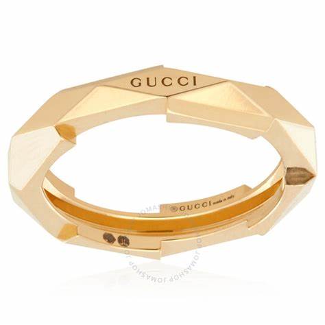 Gucci Link to Love Bague cloutée de 4 mm en or jaune 18ct - Taille 6