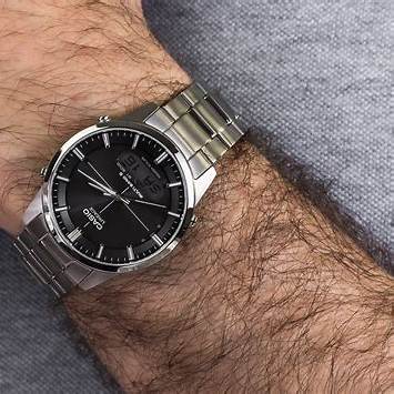 Casio LCW-M170TD-1AER Reloj hombre - Esfera negra, brazalete titanio