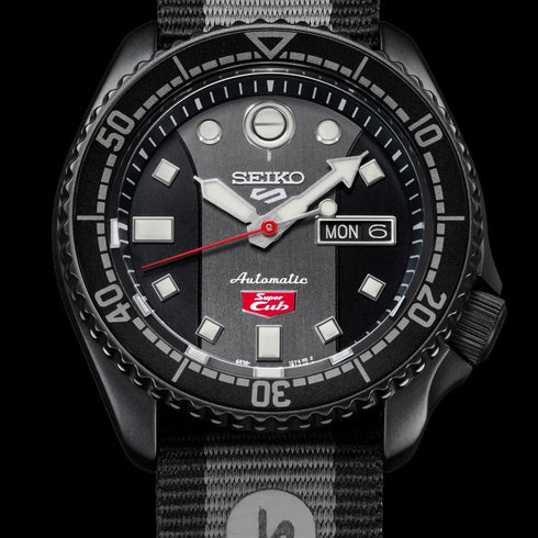 Seiko 5 Sports Honda Super Cub Limited Edition SRPJ75K1 Orologio automatico da uomo - Acciaio inossidabile 42,5 mm, quadrante nero