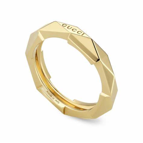 Gucci Link to Love Bague cloutée de 4 mm en or jaune 18ct - Taille 6