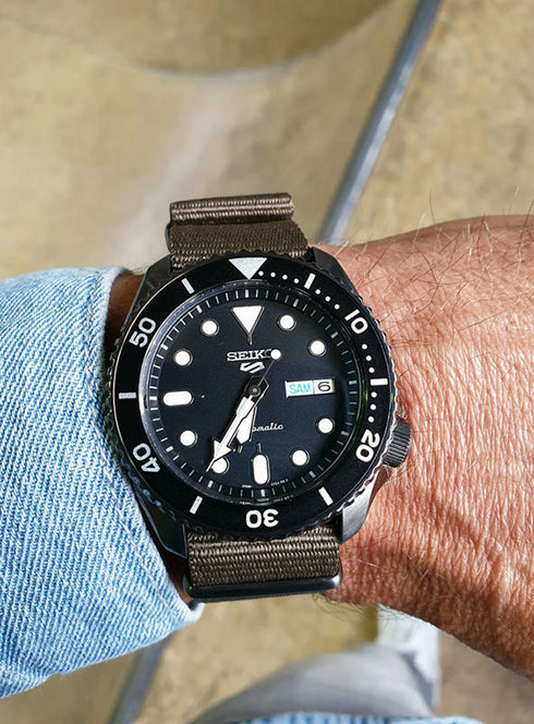 Seiko 5 Sports SRPD65K4 Herrenuhr - Schwarzes Zifferblatt, Edelstahlgehäuse, grünes NATO-Band