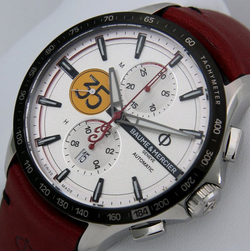 Baume & Mercier Clifton Club Indian Edizione Limitata MOA10404 Orologio cronografo automatico da uomo - Quadrante argento, cinturino in pelle rossa