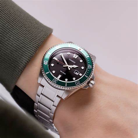 Orologio subacqueo Casio MDV-107D-3AVEF - Quadrante nero 46,3 mm, lunetta verde, bracciale in acciaio inossidabile