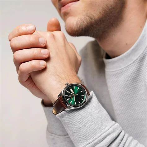 Seiko SUR449P1 Reloj de cuarzo para hombre, esfera verde, correa de piel marrón