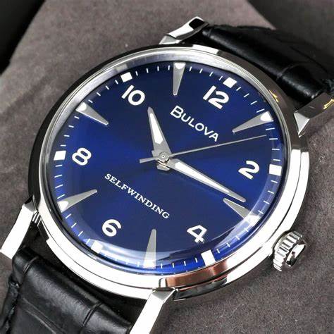 Bulova American Clipper 96A242 Herren-Automatikuhr - 39 mm Edelstahlgehäuse, blaues Zifferblatt, schwarzes Lederarmband