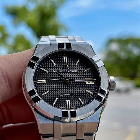 Montre Maurice Lacroix AI6007-SS002-331-1 Hommes Aikon Automatic 39mm, cadran anthracite, bracelet en acier inoxydable