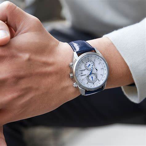 Citizen AT8260-18A Cronógrafo Radiocontrolado Eco-Drive para Hombre, Esfera Blanca, Correa de Piel Azul