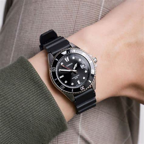 Orologio analogico da uomo Casio MDV-10-1A1VEF - Quadrante nero 38,5 mm, cinturino in resina a base biologica