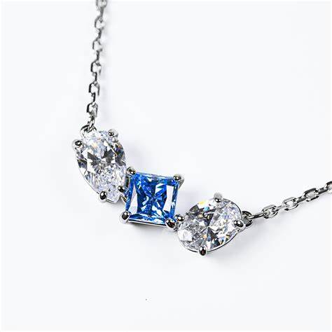 Swarovski 5668276 Collar Colgante Mesmera - Tallados Mixtos, Cristales Azules y Blancos, Chapado en Rodio