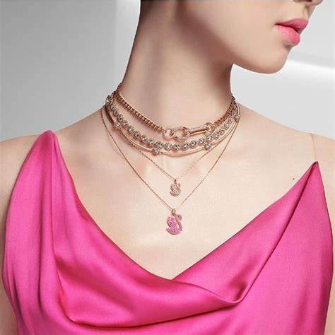 Swarovski 5647552 Iconic Swan Anhänger Halskette - Rosa Kristalle, Rose Gold-Ton plattiert