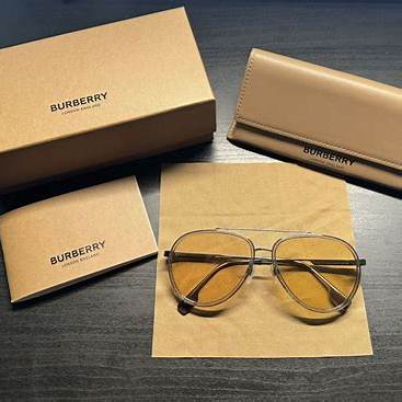 Burberry Oliver BE3125 1003/8K Unisex Aviator-Sonnenbrille - Gestell aus Gunmetal, gelbe Gläser