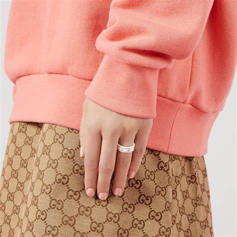 The Gucci Icon Ring, model YBC606826002, is a distinguished piece from Gucci's Icon collection, renowned for its elegant design and signature motifs.