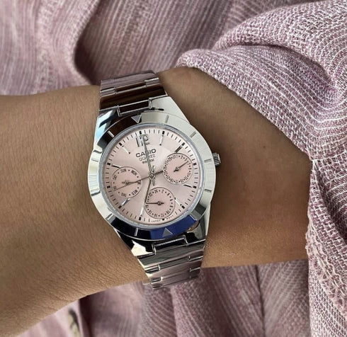 Orologio analogico Casio da donna LTP-2069D-4AVEG - Cassa in acciaio inossidabile da 31 mm, quadrante rosa, indicazione della data e dell'ora, impermeabilità di 50 m