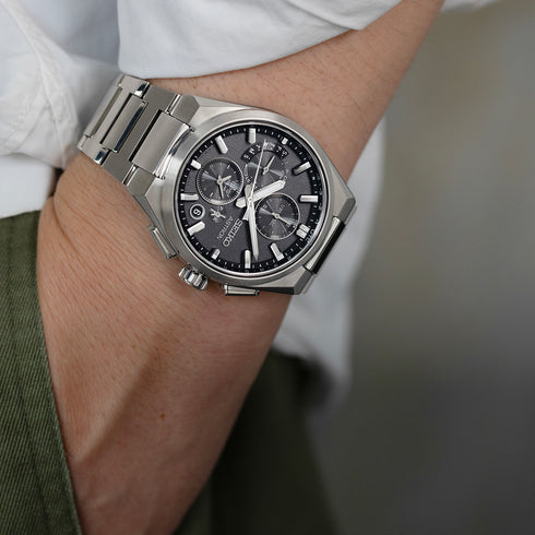 Orologio da uomo Seiko Astron GPS Solar Dual Time Chronograph SSH163J1 - Cassa e bracciale in titanio