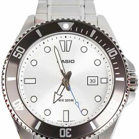 Casio MDV-107D-7AVDF Men's Analog Dive Watch - White Dial, Stainless Steel Bracelet