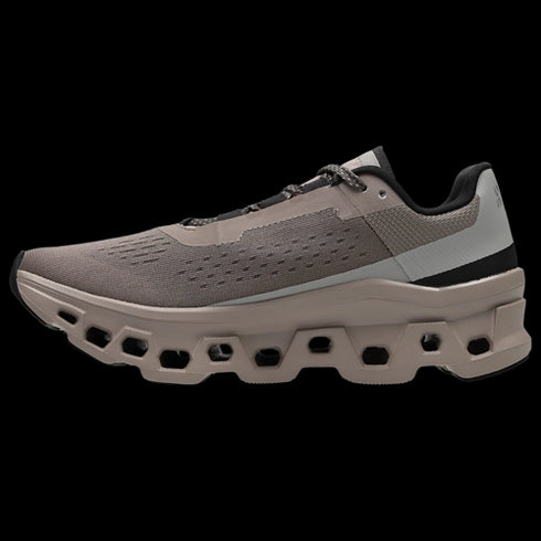 Femmes du brouillard des monstres des nuages