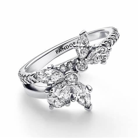 Pandora 193023C01-56 Sparkling Asymmetrical Herbarium Cluster Ring